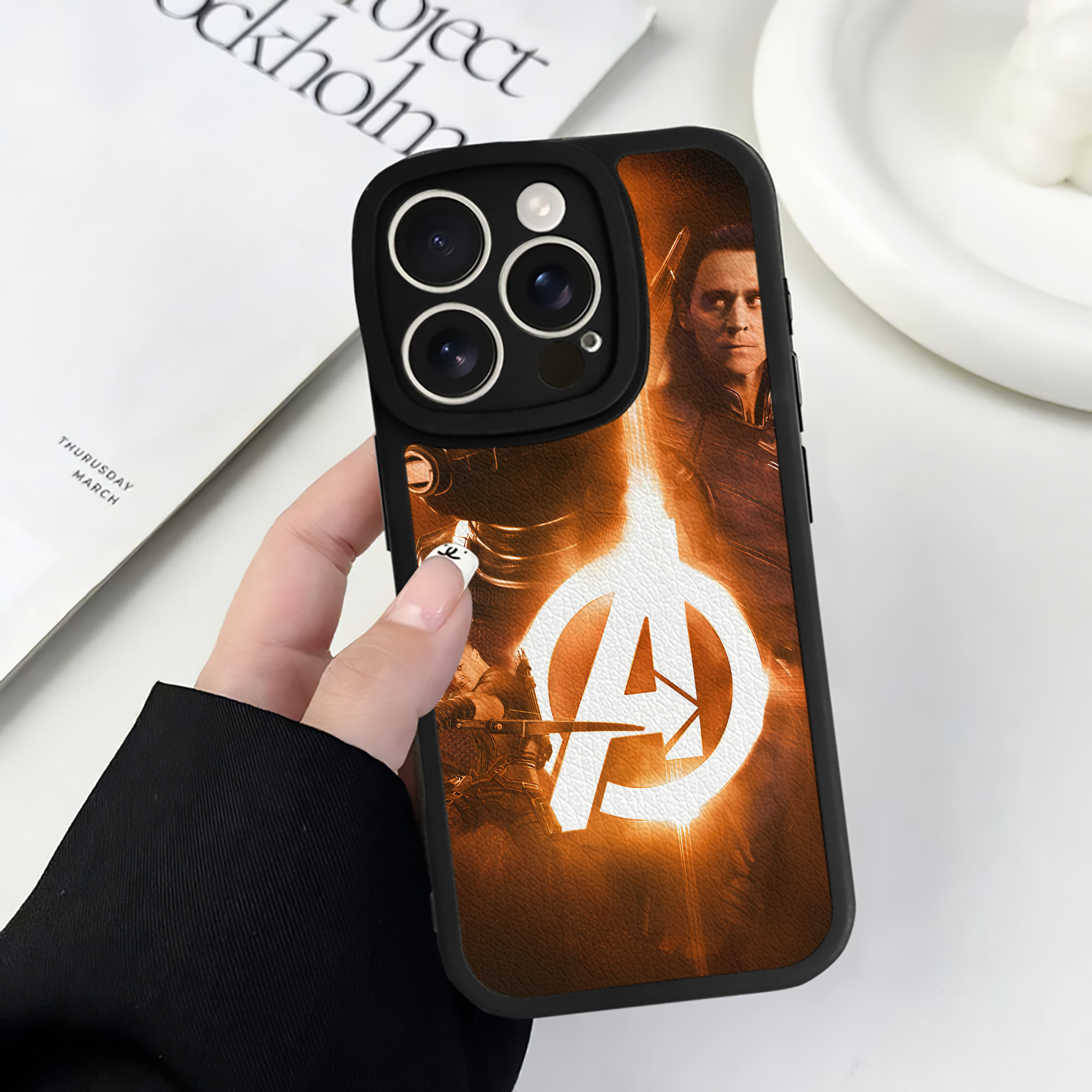 （画像用） アベンジャーズ The Avengers 【iPhone 16シリーズ対応】シリコンスマホケース（レザー調） 材質：シリコン
